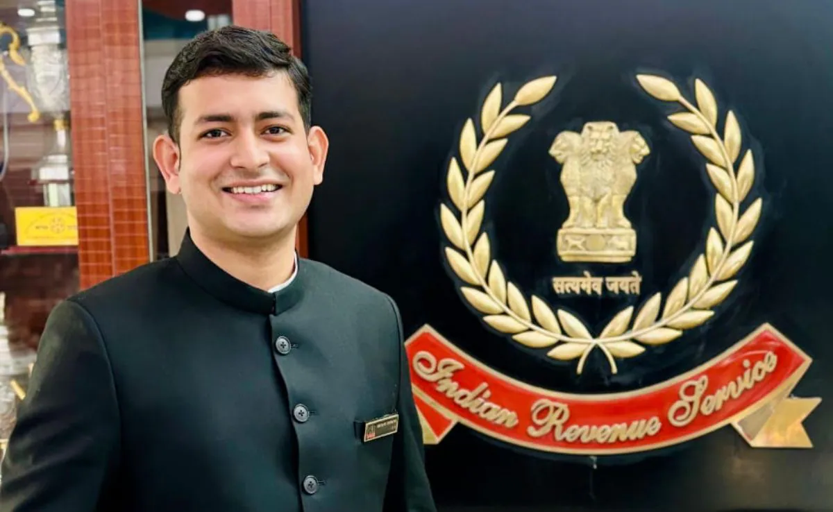 IAS Mayank Tripathi Success Story: एक नहीं दो बार UPSC क्रैक! जानिए कैसे IRS से IAS बने मयंक 1 IAS Mayank Tripathi Success Story: एक नहीं दो बार UPSC क्रैक! जानिए कैसे IRS से IAS बने मयंक